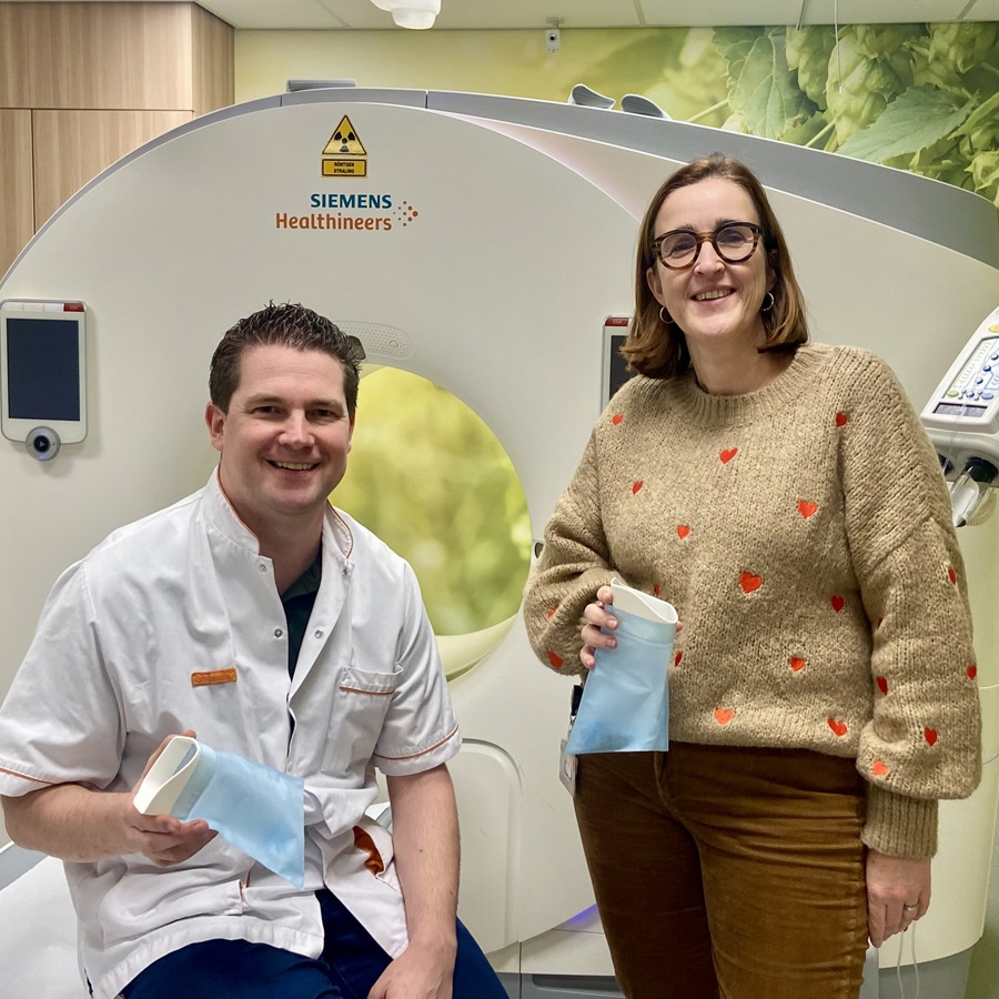 Ivo Elbers en Wendy Achten bij de CT scanner