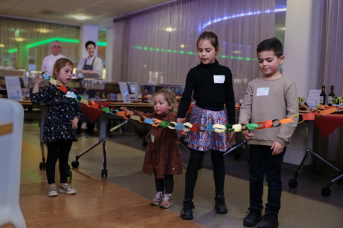 Kinderen openen buffet.