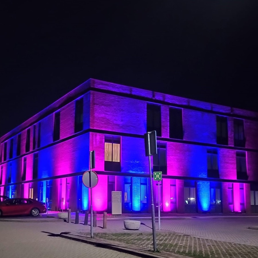 Het Geboortecentrum in blauw-rose verlicht voor de Baby Loss Awareness Week