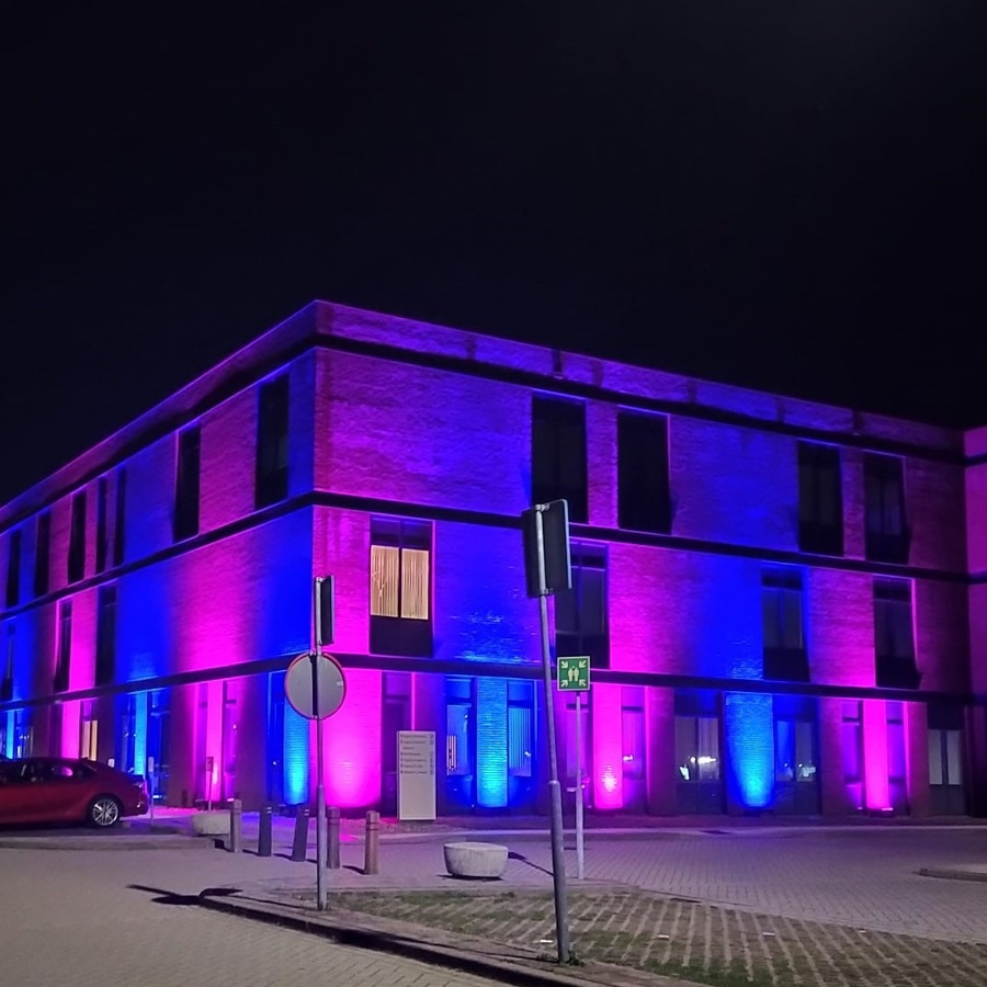 Het Geboortecentrum in blauw-rose verlicht voor de Baby Loss Awareness Week