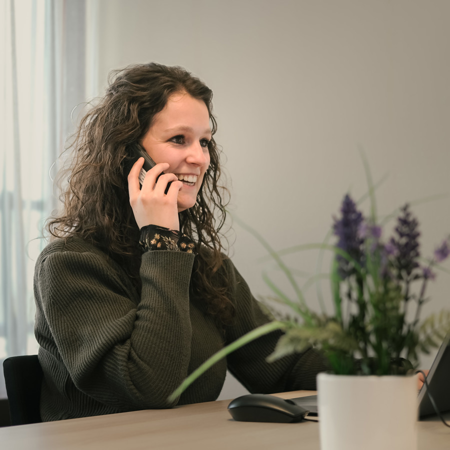 Monitoringsverpleegkundige Michelle Joris achter haar beeldscherm aan het bellen