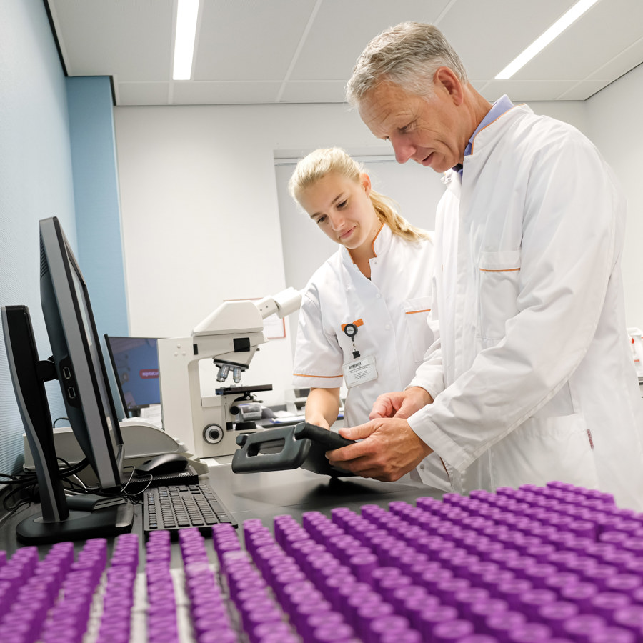 Man en vrouw in witte jassen in laboratorium 