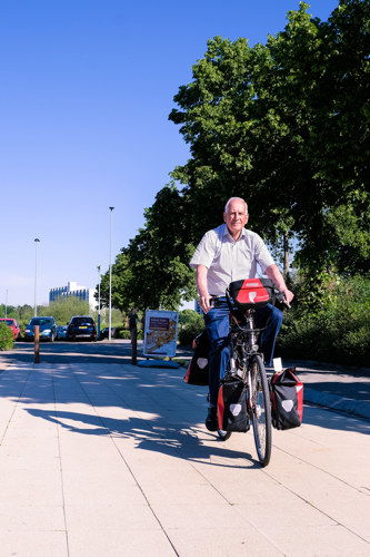 Op deze foto ziet u meneer van Wanrooy op de fiets bij VieCuri Venlo.