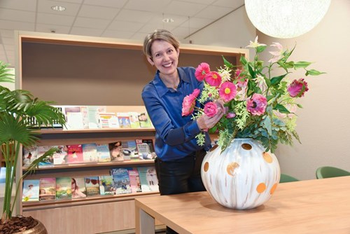 Manon van Kuijk met haar beschilderde vaas.