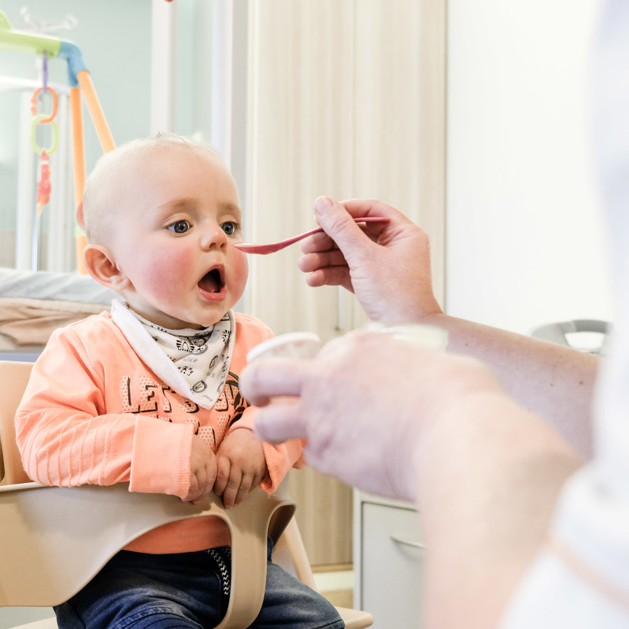 Baby krijgt hapje eten