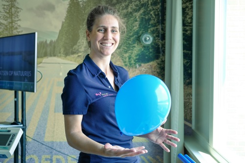  Nicole Tielen Fysiotherapeut met blauwe ballon.
