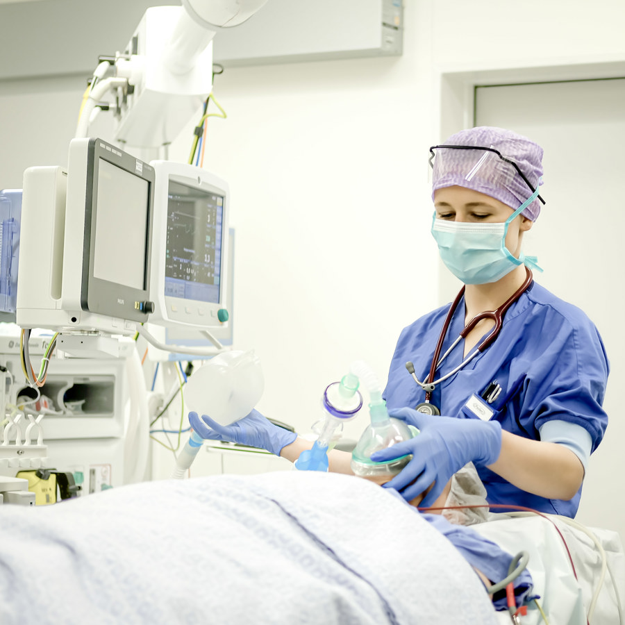 anesthesiemedewerker met patiënt in operatiekamer
