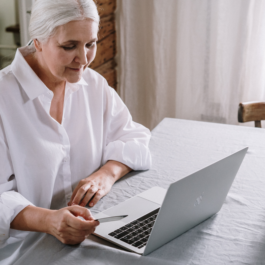 Vrouw kijkt op laptop