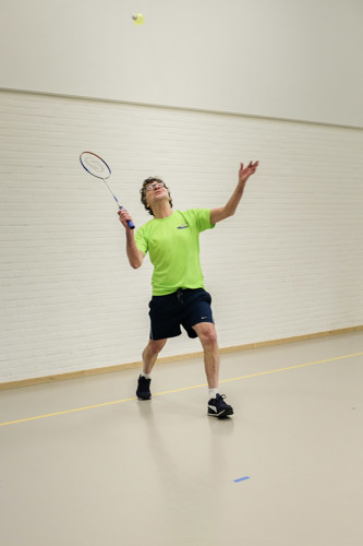 Op deze foto ziet u patiënt Etienne Cimmermans tijdens de groepsles badminton.